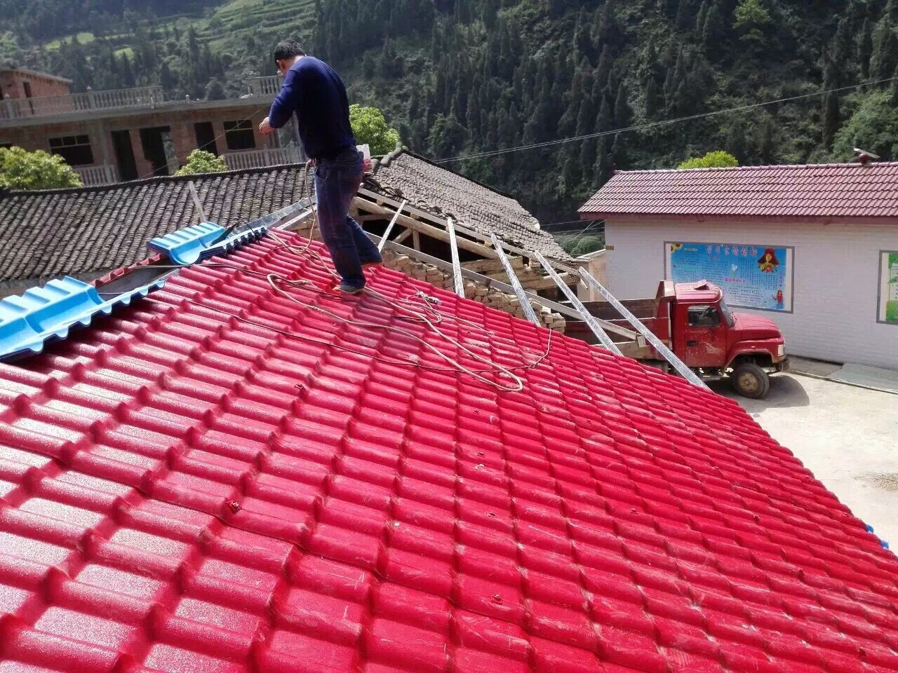 贵州车河小学屋顶换瓦记-新葡的京集团8814树脂瓦